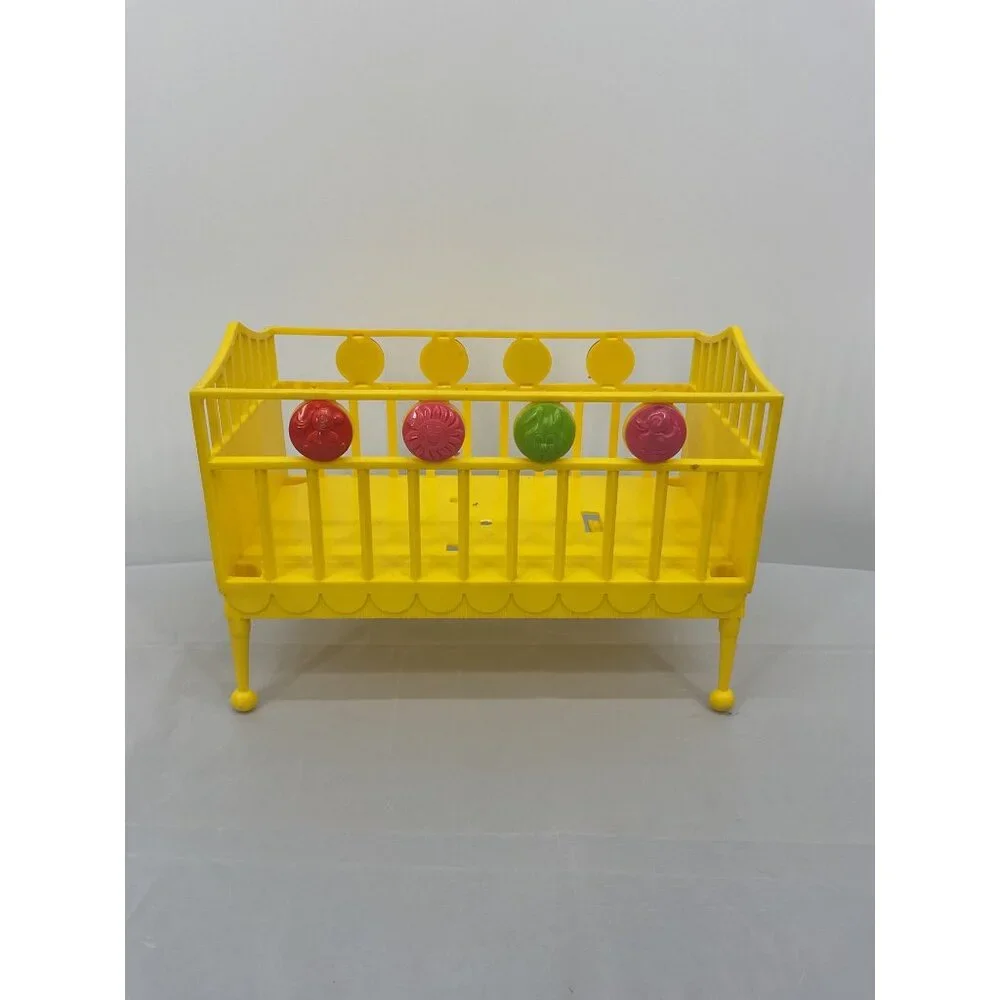 vintage 1960s Topper Deluxe Reading Suzy Cute doll crib